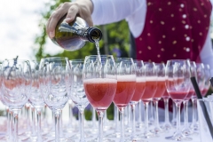 Aperitiv wird auf dem Fest im Freien eingeschenkt